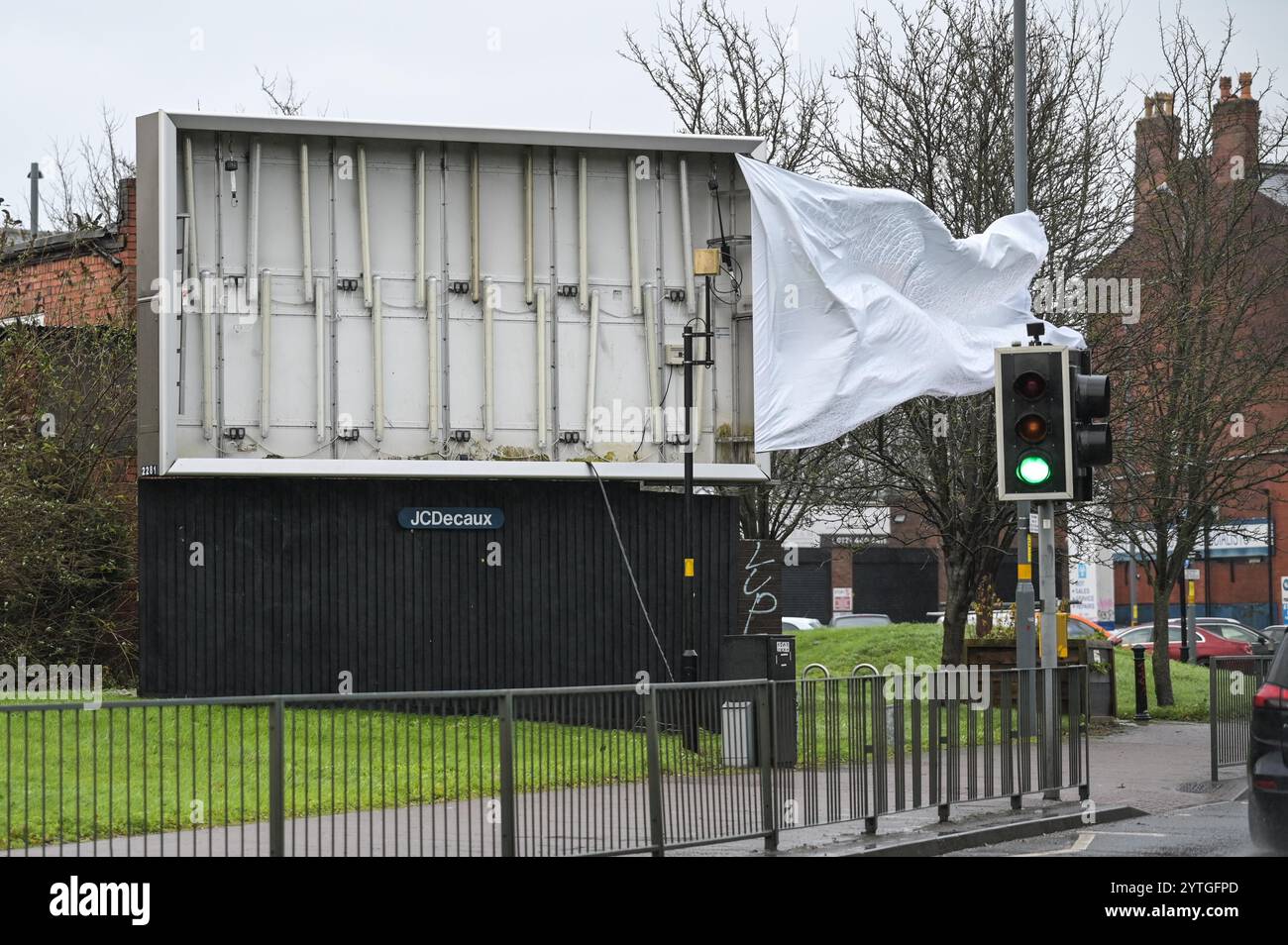 Alcester Road, Birmingham 7. Dezember 2024 - Ein Biilboard wurde in der Balsall Heath Gegend von Birmingham von Strong Storm Darragh Winds Credit: British News und Media/Alamy Live News auseinander gerissen Stockfoto