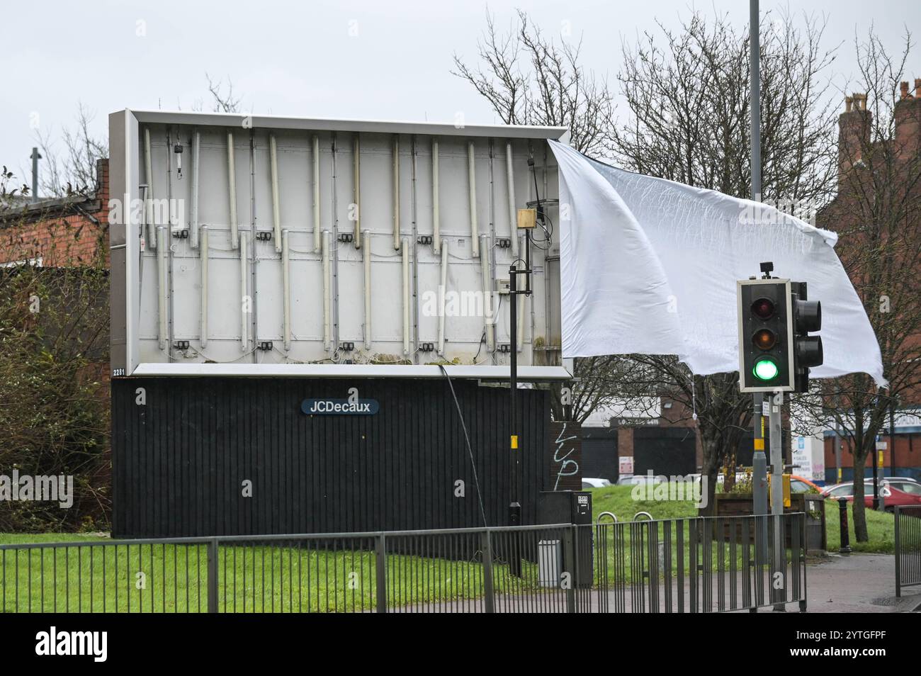 Alcester Road, Birmingham 7. Dezember 2024 - Ein Biilboard wurde in der Balsall Heath Gegend von Birmingham von Strong Storm Darragh Winds Credit: British News und Media/Alamy Live News auseinander gerissen Stockfoto