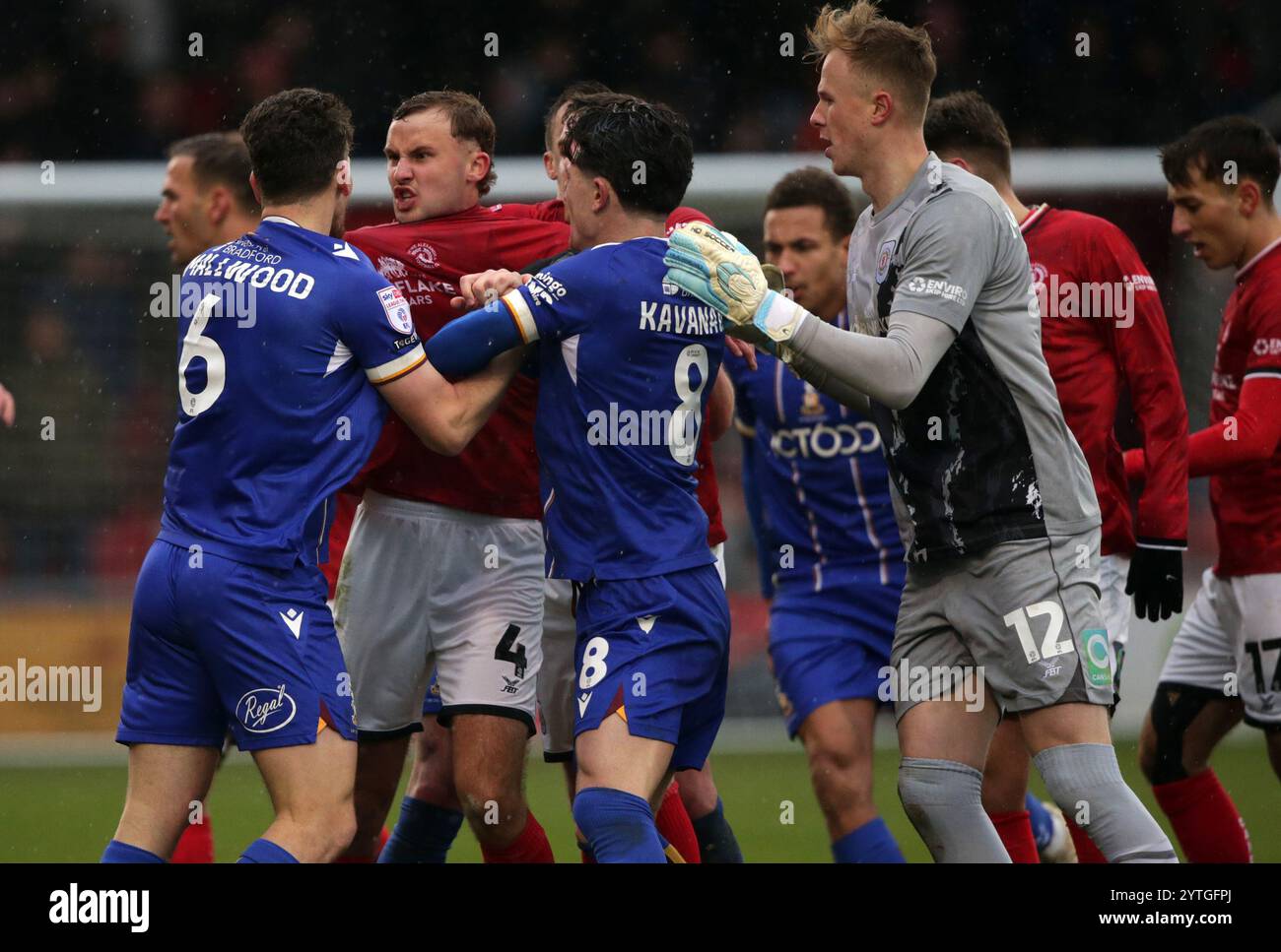 Die Spieler von Bradford City und Crewe Alexandra treffen sich nach dem Vorfall während des Spiels der Sky Bet League Two im Mornflake Stadium, Crewe. Bilddatum: Samstag, 7. Dezember 2024. Stockfoto