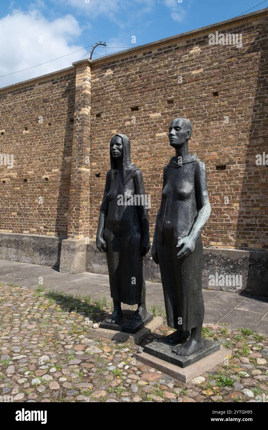 Das Denkmal zwei Stehende im KZ Ravensbrück, Deutschland. Stockfoto