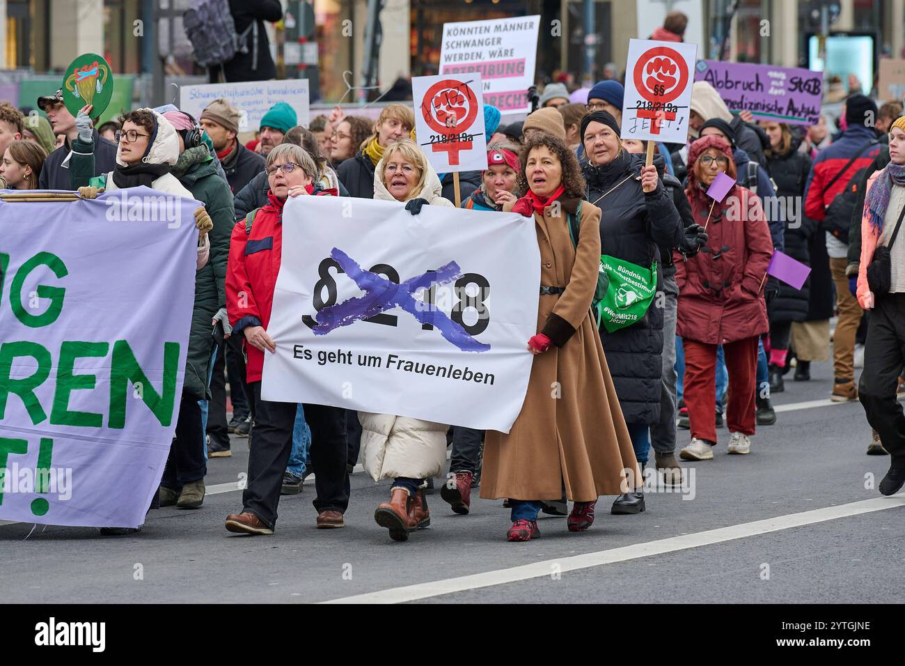 Die Kampagne Abtreibung legalisieren rief am 07.12.2024 in Berlin und Karlsruhe zu Demonstrationen für die Legalisierung von Abtreibungen statt Foto vom 07.12.2024: Demo in Berlin. Mehr als 100 Verbaende, Organisationen und Initiativen aus ganz Deutschland fordert die ersatzlose Streichung des ß 218, ein Recht auf freiwillige Beratung statt der bisherigen Beratungspflicht sowie die vollstaendige Kostenuebernahme für alle. Die Demonstrationen finden vor dem Hintergrund eines fraktionsuebergreifenden Gruppenantrags im Bundestag statt, der eine Neuregelung von Abtreibungen anstrebt. Siehe epd Stockfoto