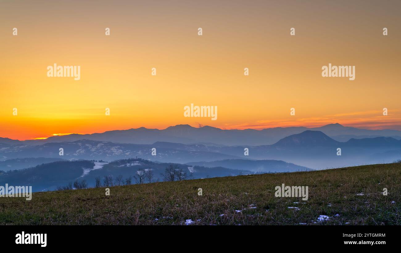 Winterfarben bei Sonnenuntergang auf dem Bergkamm des Appenins in der Emilia Romagna, Provinz Bologna, Emilia-Romagna, Italien. Stockfoto