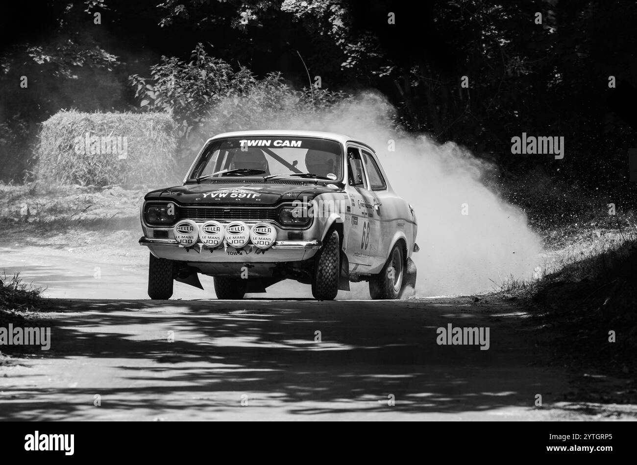 Ford Escort Mk1 Rallyefahrzeug auf der Waldrallye-Bühne beim Goodwood Festival of Speed 2013. Classic 1968 Twincam Escort Übersteuern. Schwarzweiß-Effekt Stockfoto