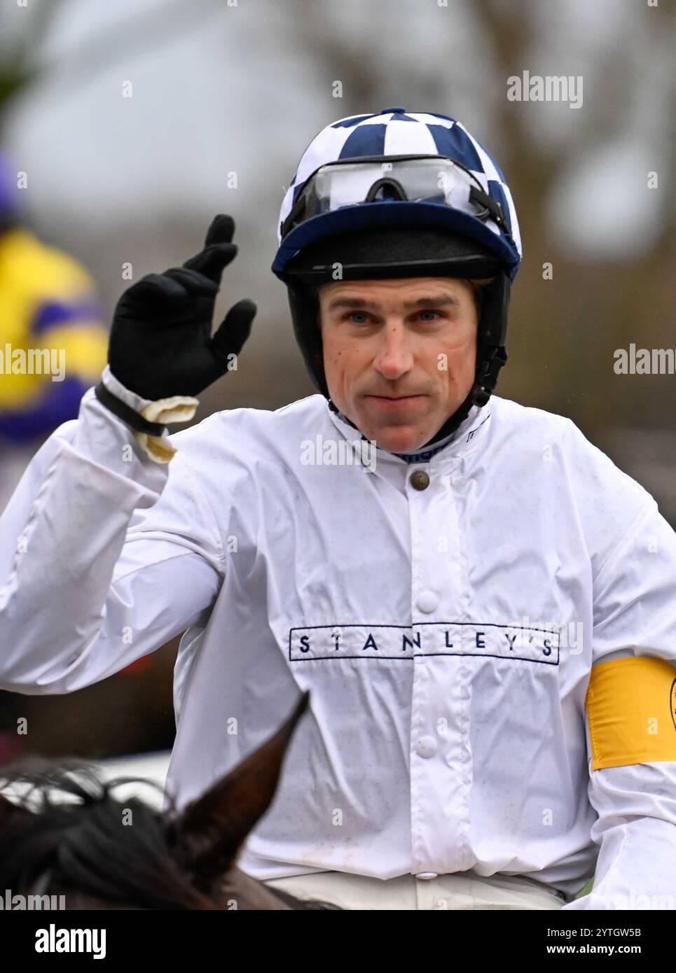 Sandown, Großbritannien. Dezember 2024. Harry Skelton begrüßt die Menge nach dem Gewinn des Betfair Plays Different Handicap Hürdle Race im Sandown Park, Esher Picture von Paul Blake/Alamy Sports News 2,25 Stockfoto