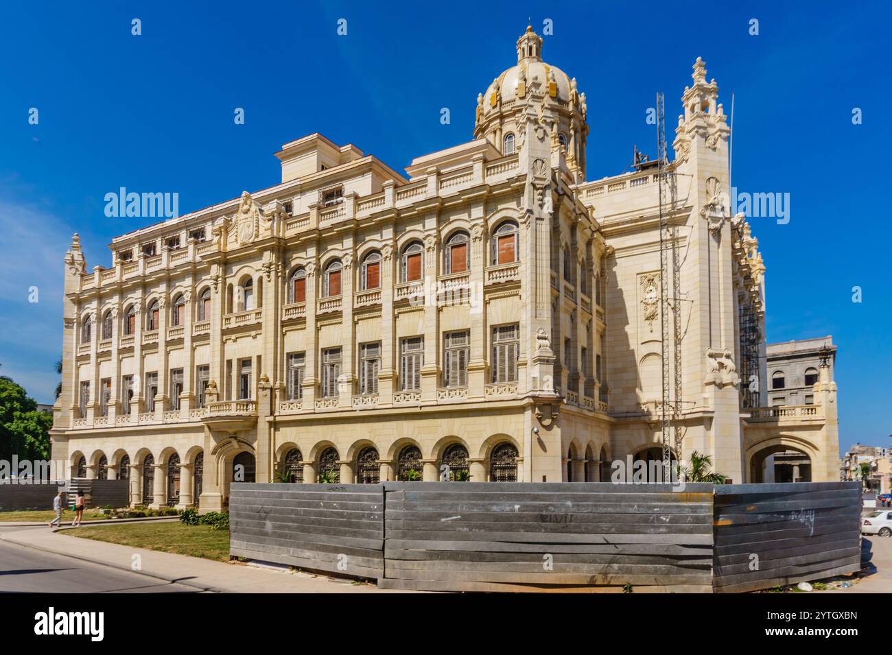 Ein großes Gebäude mit einer Kuppel oben. Das Gebäude ist weiß und hat viele Fenster Stockfoto