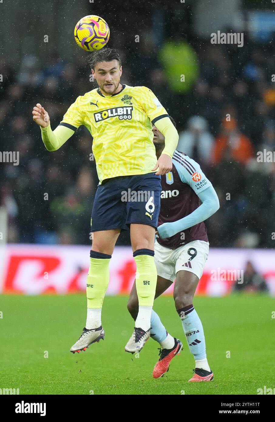 Taylor Harwood-Bellis aus Southampton führt während des Premier League-Spiels im Villa Park, Birmingham, den Ball frei an. Bilddatum: Samstag, 7. Dezember 2024. Stockfoto