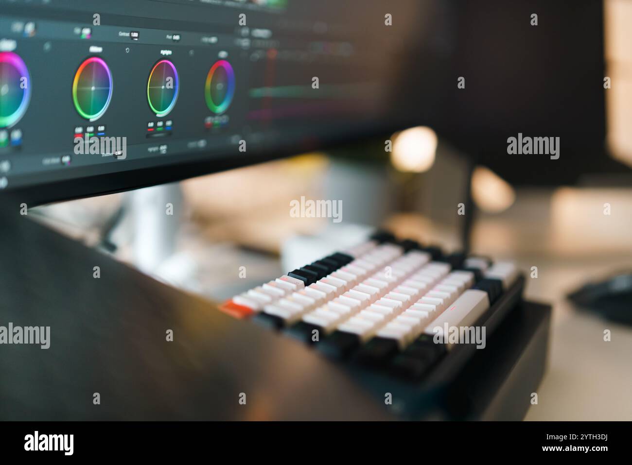 Farbausrüstung Heimstudio mechanische Tastatur Davinci löst redaktionelle Verwendung der Software Stockfoto