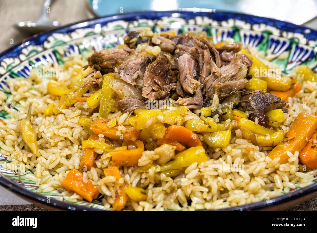 Nationalrezept Usbekistans, Plov, Reispilaw mit Gemüse und Fleisch Stockfoto