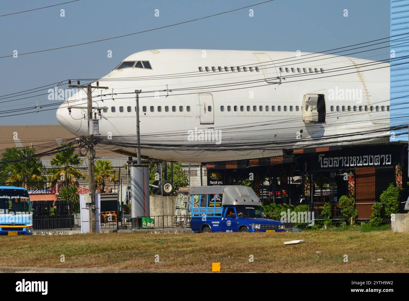 Das alte thai Airways-Flugzeug boeing 747 diente als Restaurant am Straßenrand Udon thani thailand Stockfoto