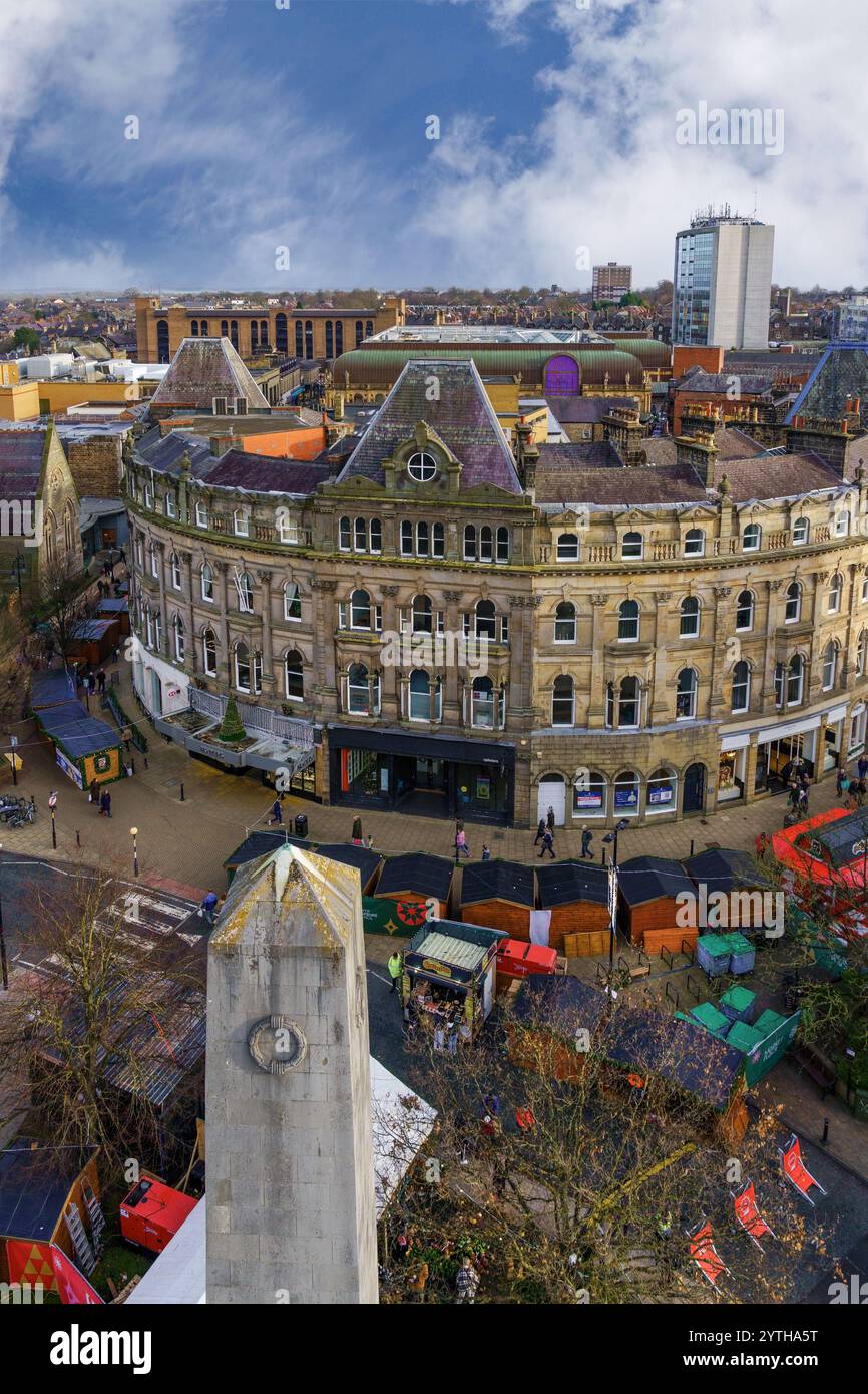 Dies ist ein atemberaubender Blick aus der Vogelperspektive auf das Stadtzentrum von Harrogate von der Spitze des 33 Fuß hohen Riesenrads unter einem dramatischen Himmel in Harrogate, Yorkshire. Stockfoto