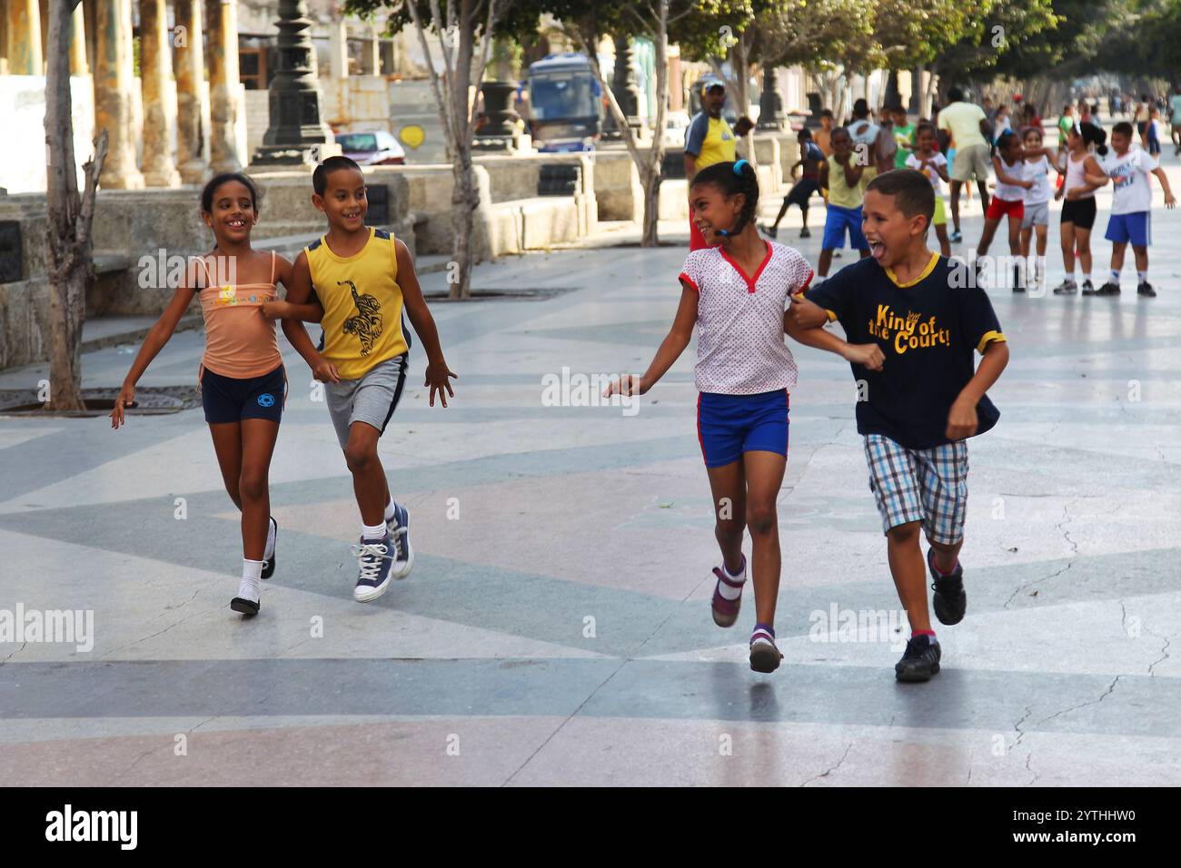 Mädchen und Jungen fahren auf dem Paseo de Martí in Havanna Stockfoto