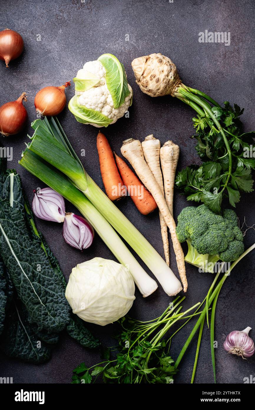 Arrangement von frischem Bio-Gemüse auf grauem Hintergrund, Hochwinkelansicht Stockfoto