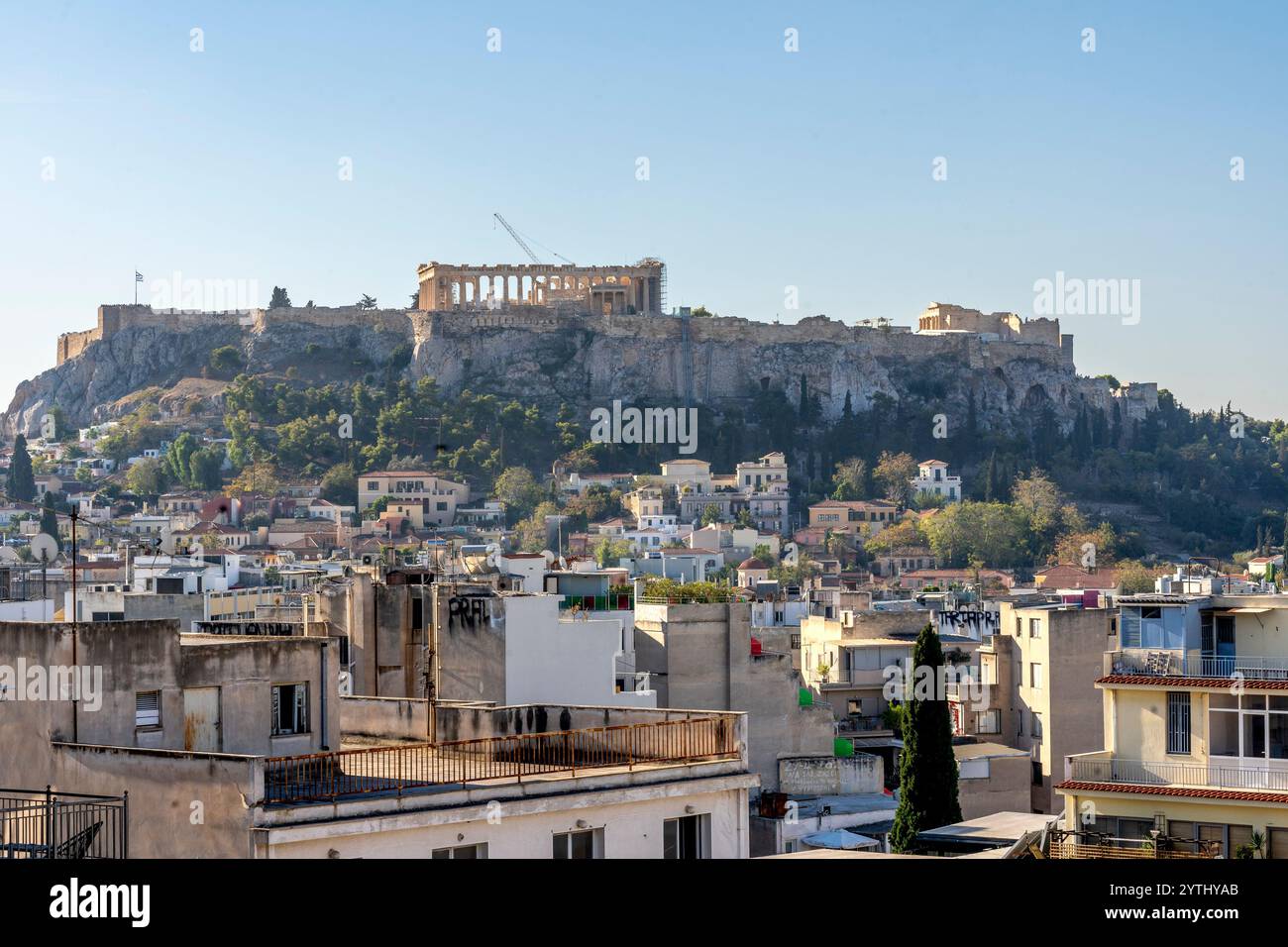 Athen, Attika - GR - 25. Okt. 2024 die Akropolis von Athen mit dem Parthenon erhebt sich majestätisch über dem modernen Stadtbild und verschmilzt antike h Stockfoto