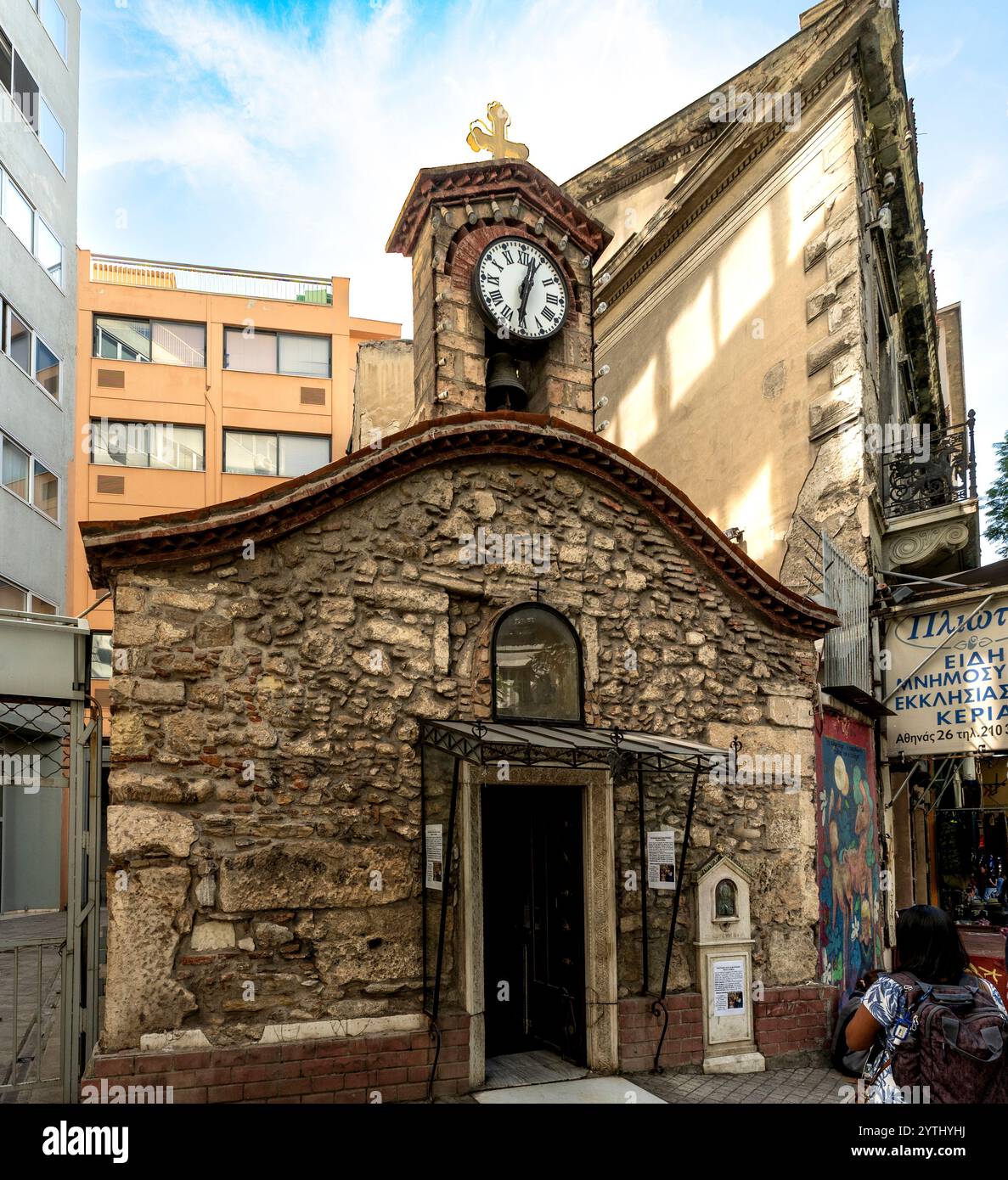 Athen, Attika - GR - 25. Okt. 2024 die Heilige Kirche St. Kyriaki, ein winziges griechisch-orthodoxes Juwel aus der osmanischen Zeit, schmiegt sich ruhig inmitten des Trubels Stockfoto