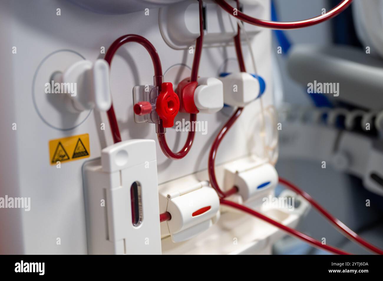 CARDIFF, WALES - 20. AUGUST: Eine Nahaufnahme eines Dialysegeräts in einem NHS-Krankenhaus am 20. August 2024 in Cardiff, Wales. Stockfoto