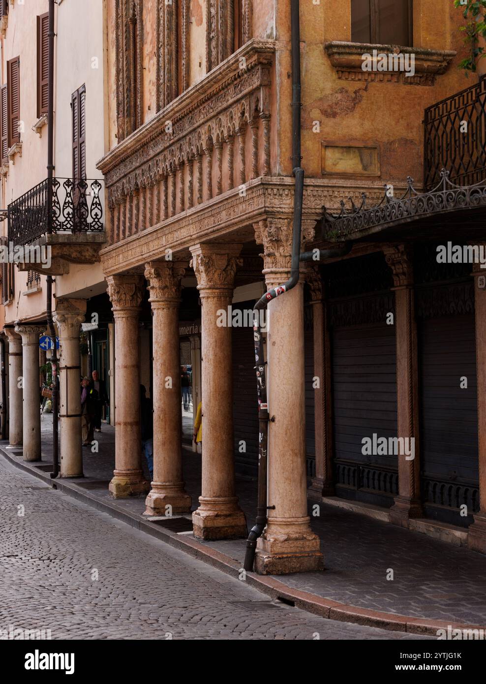 Mantova, Italien - 15. September 2024: Blick auf die korinthischen Säulen im Säulengang der historischen Casa del Mercante, erbaut 1455, die einen Schaden zeigen Stockfoto