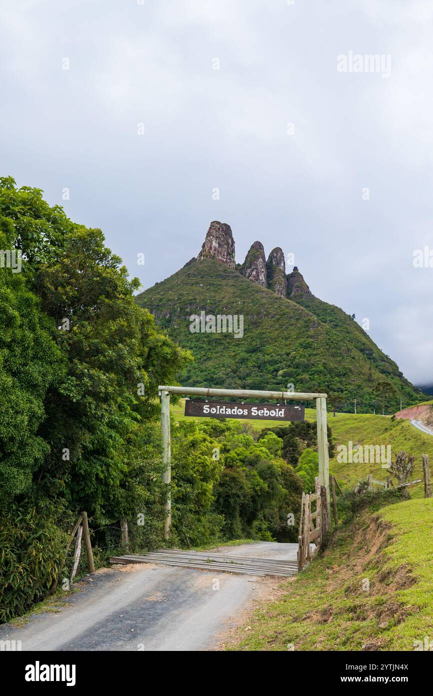 Erkunden Sie die landschaftliche Schönheit von Soldados Sebold, einem tropischen Reiseziel in Santa Catarina, Brasilien. Perfekt für einen Familienausflug oder ein Abenteuer, genießen Sie den grünen Hügel Stockfoto