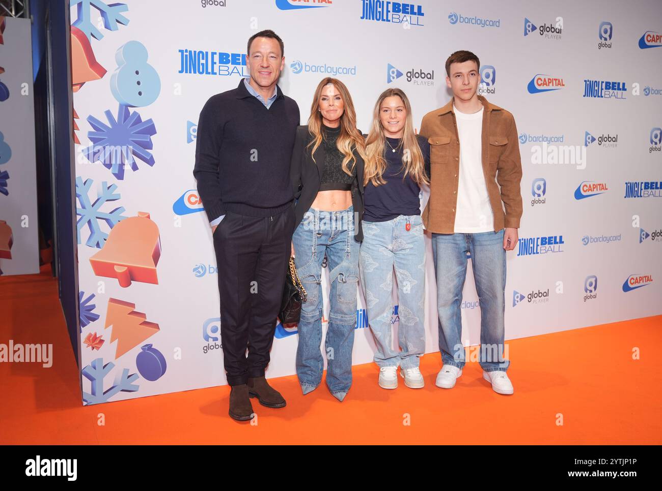 Der ehemalige Chelsea-Fußballspieler John Terry mit seiner Frau Toni und den Kindern Summer Rose und Georgie John am ersten Tag des Jingle Bell Ball mit Barclaycard in der Londoner O2 Arena. Bilddatum: Samstag, 7. Dezember 2024. Stockfoto