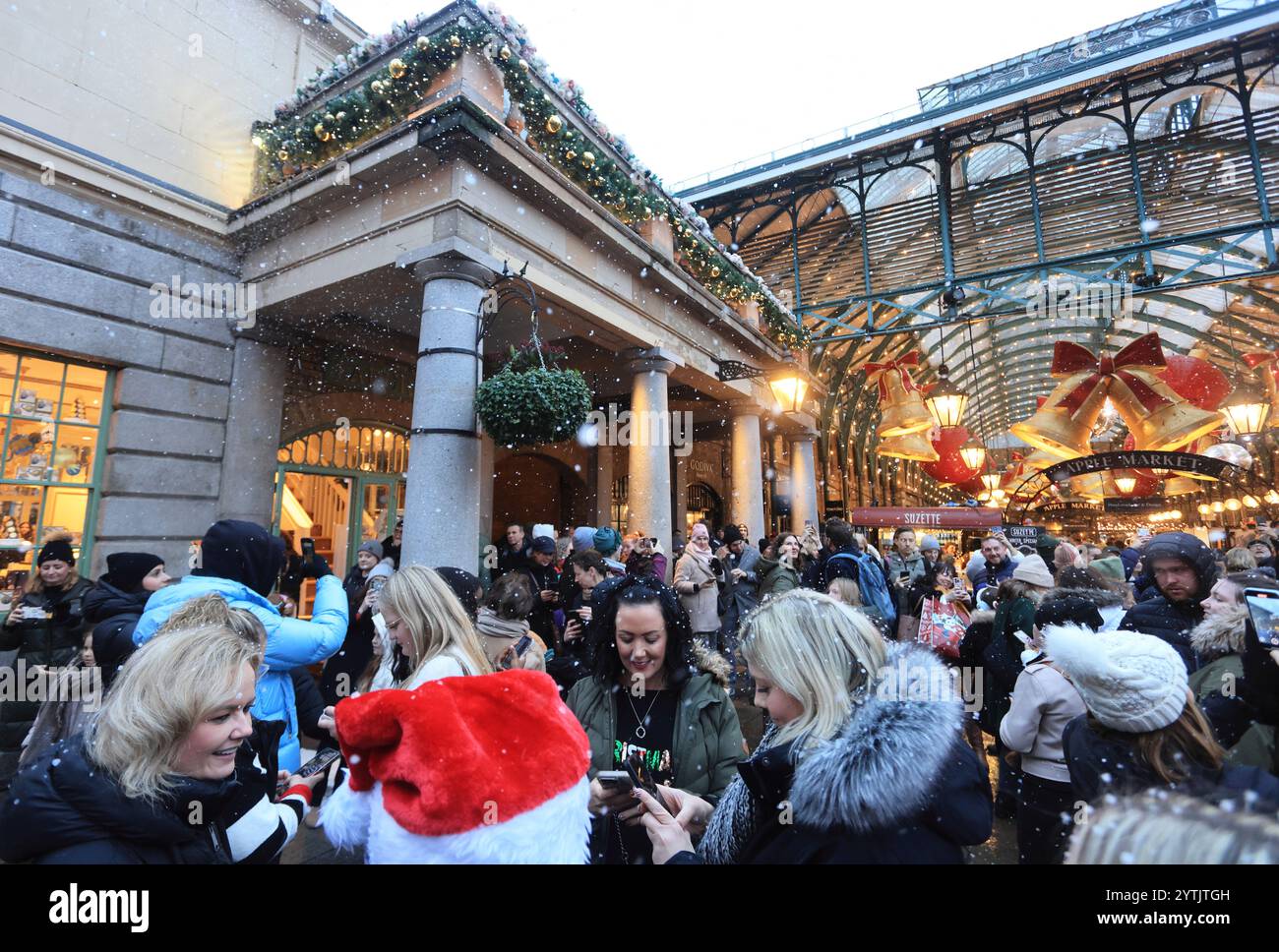 London, Vereinigtes Königreich, 7. Dezember 2024. Weihnachtseinkäufer waren begeistert, als Schnee auf dem Covent Garden's plaza fiel. Während der festlichen Zeit fällt jede Stunde künstlicher Schnee, was die unterhaltsame Atmosphäre noch verstärkt. Kredit : Monica Wells/Alamy Live News Stockfoto