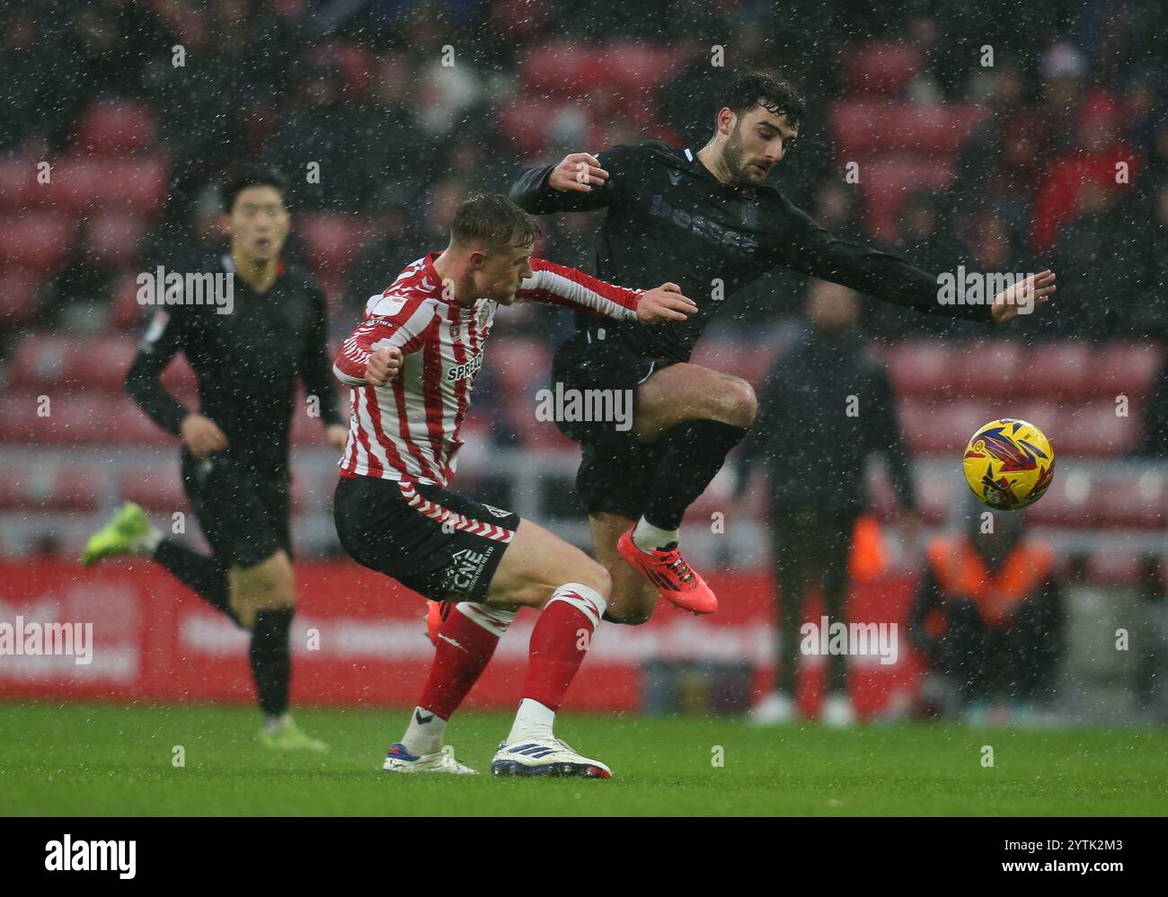 Thomas Cannon von Stoke City bricht am Samstag, den 7. Dezember 2024, beim Sky Bet Championship-Spiel zwischen Sunderland und Stoke City im Stadion of Light in Sunderland an Daniel Ballard vorbei. (Foto: Michael Driver | MI News) Credit: MI News & Sport /Alamy Live News Stockfoto