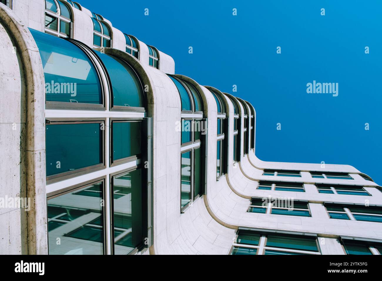 Wellige Fassade vor blauem Himmel Stockfoto