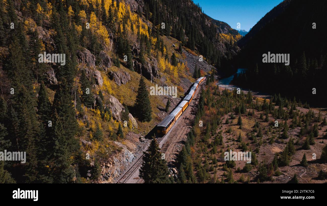 SEPTEMBER 2024, SILVERTON-DURANGO – Durango-Silverton Narrow Gage Railroad in Herbstfarbe verbindet Silverton mit Durango, einem Touristenzug Stockfoto