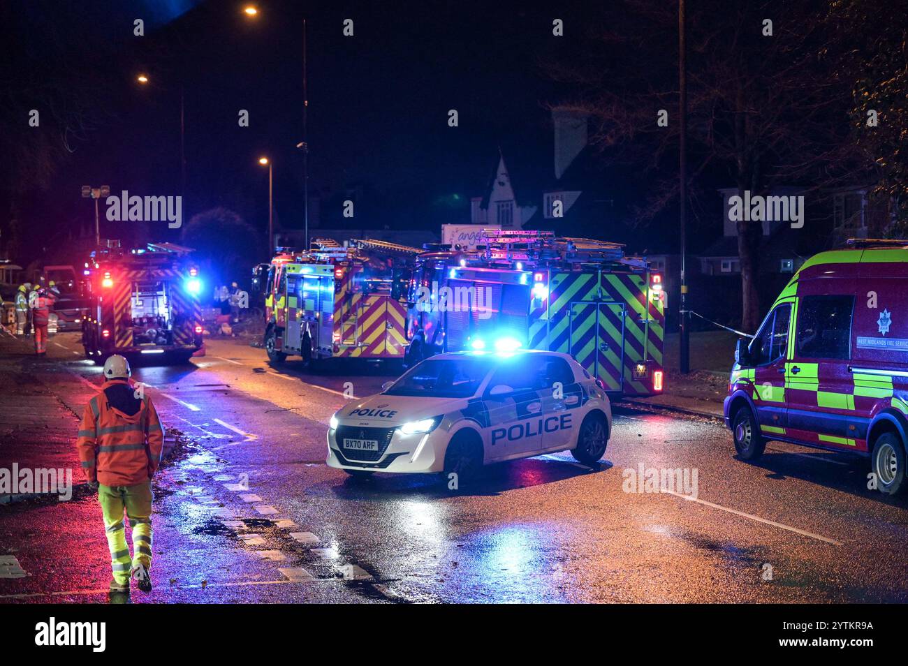 HINWEIS AN REDAKTEURE - Tod durch Polizeibeamten vor Ort bestätigt. - Sutton Road, Erdington, Birmingham 7. Dezember 2024 - Ein Mann starb, nachdem sein Auto von einem Baum getroffen wurde, der am Samstag Nachmittag bei starken Sturm Darragh Winden auf der Sutton Road an der Kreuzung der Silver Birch Road in der Erdington Gegend von Birmingham getroffen wurde. Feuerwehrleute, darunter Mitglieder der USAR und ISAR, Urban/International Search and Rescue, die oft zu großen Katastrophen in Übersee geschickt werden, haben heute Abend den Baum aus dem Fahrzeug geschnitten, um den nicht identifizierten Mann zu retten. Quelle: British News und Media/Alamy Live News Stockfoto