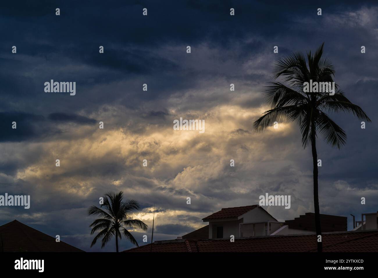 Regen/Gewitter an einem Strand in Punta Cana Dominikanische Republik - dunkle, regnerische Wolken, die von Palmen oder tropischem Wasser abgewogen werden Stockfoto