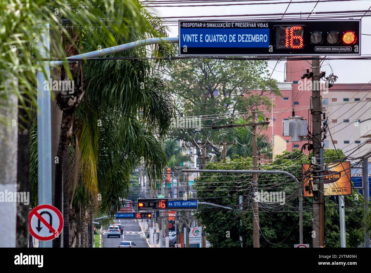 Marilia, Sao Paulo, Brasilien, 11. Oktober 2022. Ampel mit numerischen Zählern mit Straßennamen auf einer Straße im Stadtzentrum von Marili Stockfoto