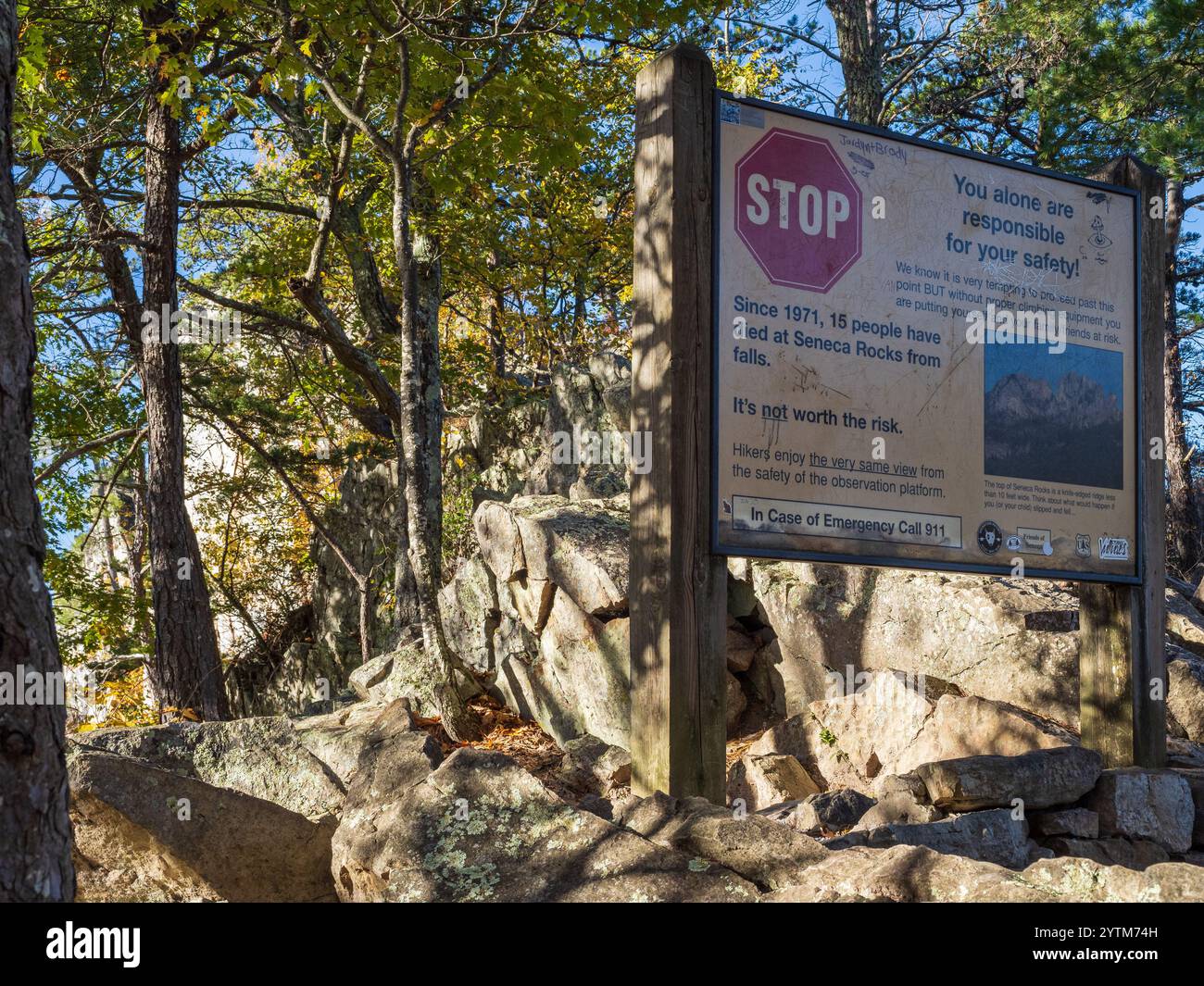 Direkt unterhalb des Gipfels der Seneca Rocks, West Virginia, USA, befindet sich ein Warnschild, das sich in die zerklüftete Berglandschaft einfügt. Stockfoto