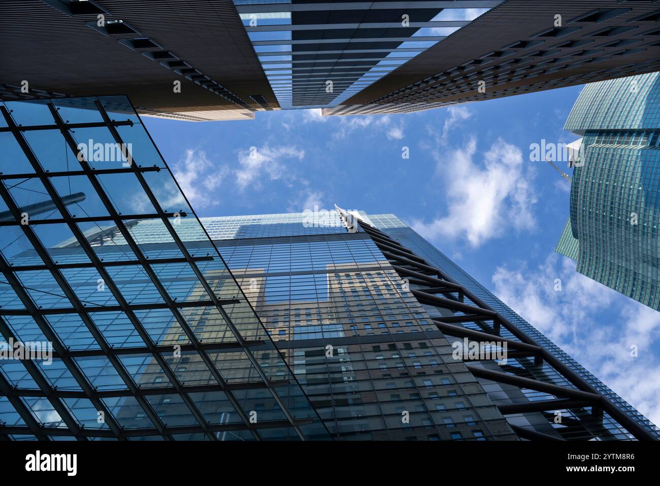 Wolkenkratzer im Shiodome-Gebiet in Shimbashi in Tokio. Moderne Architektur im Shiodome-Viertel in Shimbashi in Tokio. Stockfoto