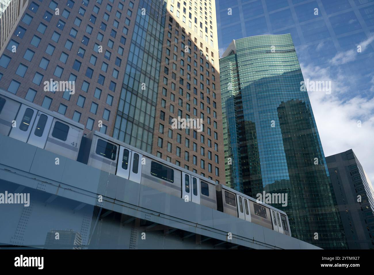 Wolkenkratzer im Shiodome-Gebiet in Shimbashi in Tokio. Moderne Architektur im Shiodome-Viertel in Shimbashi in Tokio. Stockfoto