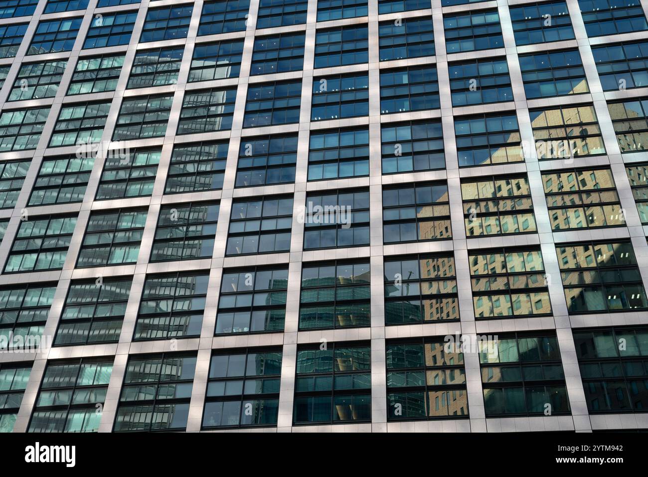 Wolkenkratzer im Shiodome-Gebiet in Shimbashi in Tokio. Moderne Architektur im Shiodome-Viertel in Shimbashi in Tokio. Stockfoto