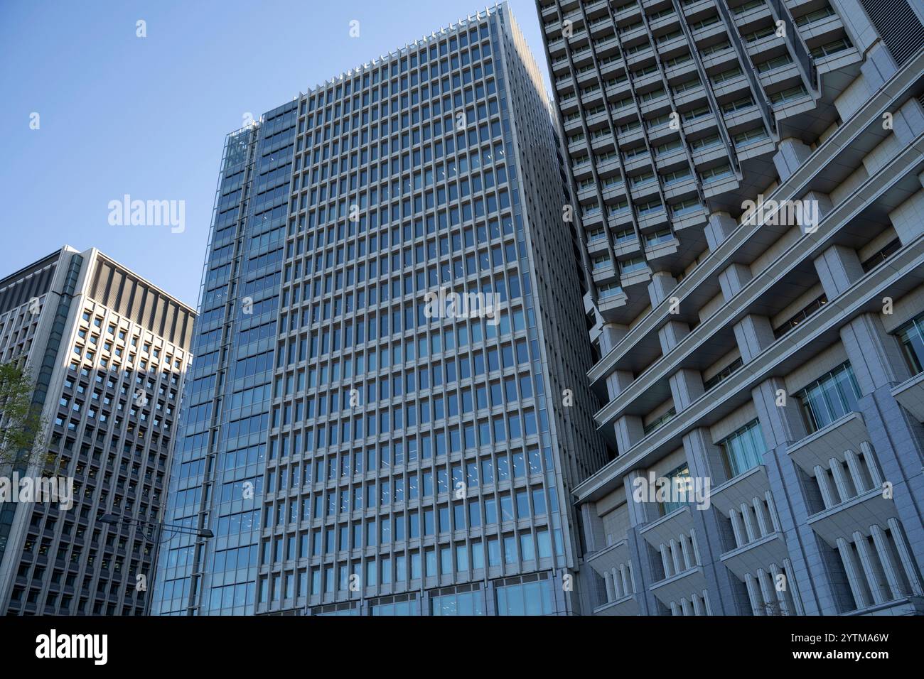 Wolkenkratzer im Shiodome-Gebiet in Shimbashi in Tokio. Moderne Architektur im Shiodome-Viertel in Shimbashi in Tokio. Stockfoto