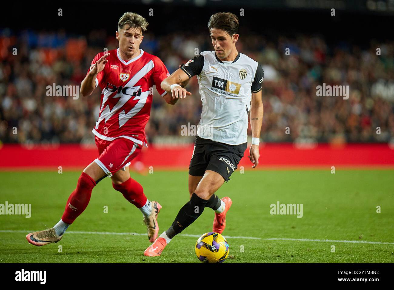 Valencia, Spanien. Dezember 2024. MADRID, SPANIEN - 7. DEZEMBER: Jesus Vazquez linker Rückspieler von Valencia CF tritt am 7. Dezember 2024 im Mestalla Stadion in Valencia um den Ball an. (Foto von Jose Torres/Photo Players Images/Magara Press) Credit: Magara Press SL/Alamy Live News Stockfoto