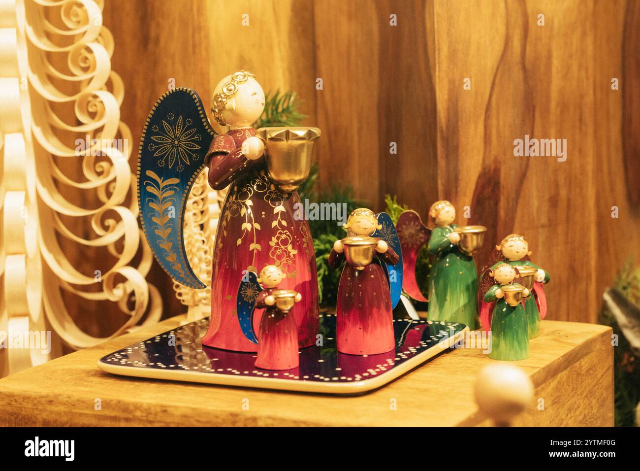 Charmante handgefertigte Engelfiguren in leuchtenden Farben, perfekt für festliche Heimdekorationen Stockfoto