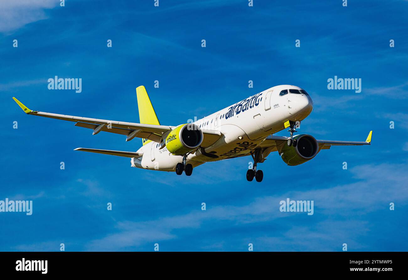 Zürich, Schweiz, 6. September 2024: Ein Air Baltic Airbus A220-371 ist auf dem letzten Anflug zum Flughafen Zürich. Registrierung YL-AAQ. (Foto: Andreas Haas/d Stockfoto