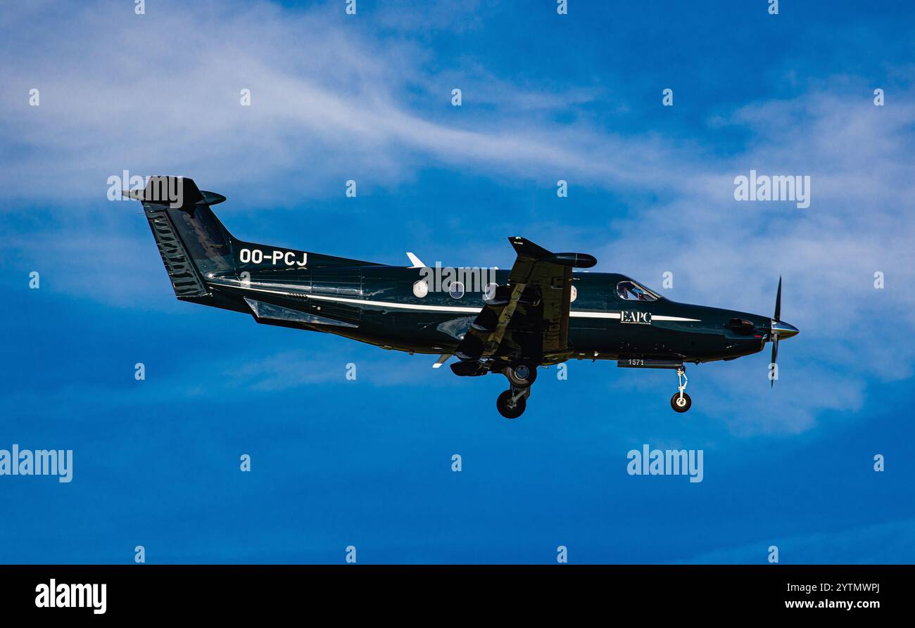 Zürich, Schweiz, 6. September 2024: Ein Pilatus PC-12 NG vom European Aircraft Private Club ist auf dem letzten Anflug zum Flughafen Zürich. Registrierung Stockfoto