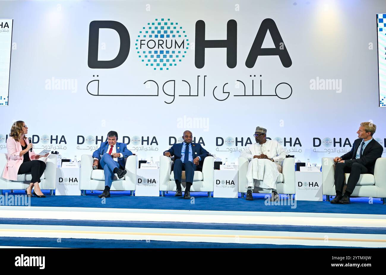 DOHA-FORUM 2024 L an R Laura Kyle Brennan, Referentin, Al Jazeera, Wellington Dias, Minister für Entwicklung und Sozialhilfe, brasilianische Familie, Luis Gilberto Murillo Urrutia, Außenminister von Kolumbien, Abdoulaye Diop, Außenminister von Mali und Carl Skau, stellvertretender Exekutivdirektor und Chief Operating Officer des Welternährungsprogramms nehmen an einer Podiumsdiskussion während des Doha-Forums 2024 im Sheraton Grand Doha Resort & Convention Hotel Teil, die am 22. Dezember in Katar, 7. 2024. DOHA Katar Copyright: XNOUSHADx Stockfoto