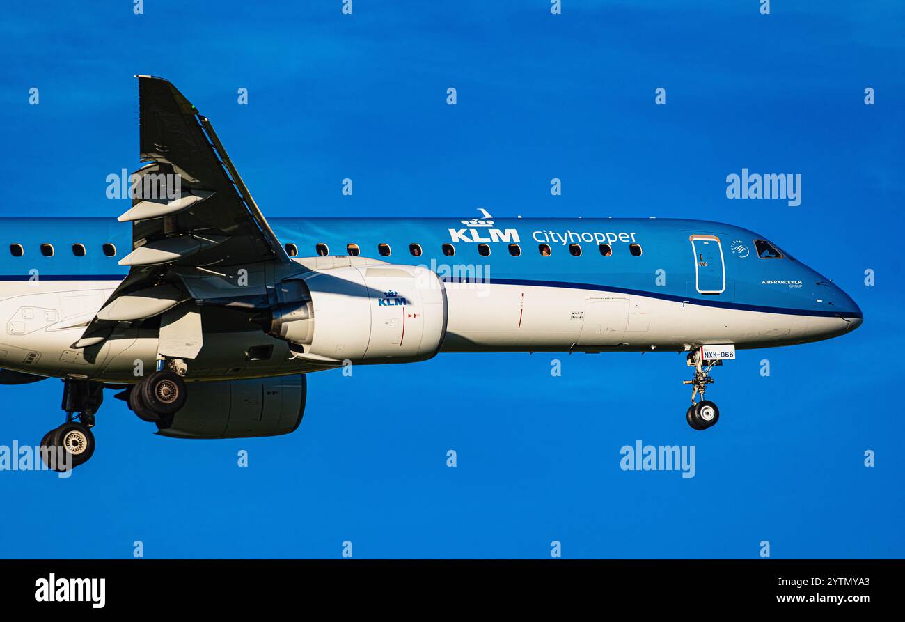 Zürich, Schweiz, 6. September 2024: Ein KLM Cityhopper Embraer 195-E2 ist auf dem letzten Anflug zum Flughafen Zürich. Registrierung PH-NXK. (Foto von Andreas Stockfoto
