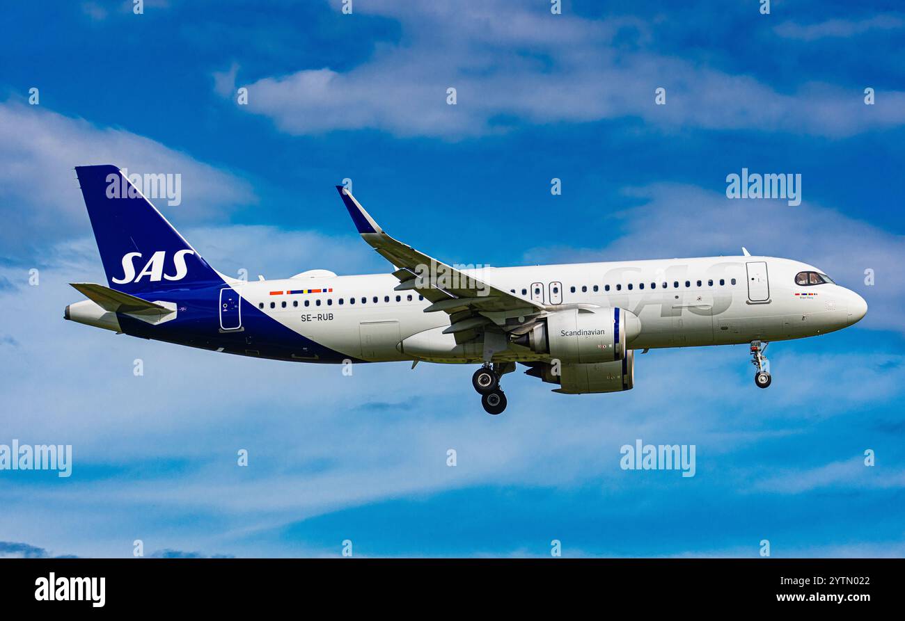 Zürich, Schweiz, 7. Oktober 2024: Ein Airbus A320-251N (Airbus A320neo) von SAS Scandinavian Airlines ist auf dem letzten Anflug zum Flughafen Zürich. Registr Stockfoto