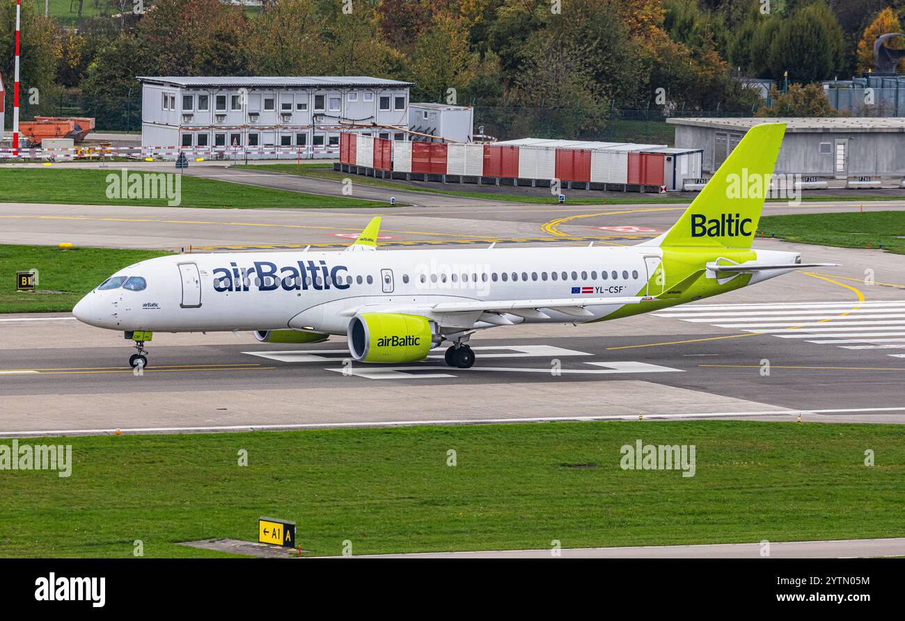 Zürich, Schweiz, 26. Oktober 2024: Ein Airbus A220-300 von Air Baltic startet vom Flughafen Zürich. Registrierung YL-CSF. (Foto: Andreas Haas/Dieb Stockfoto