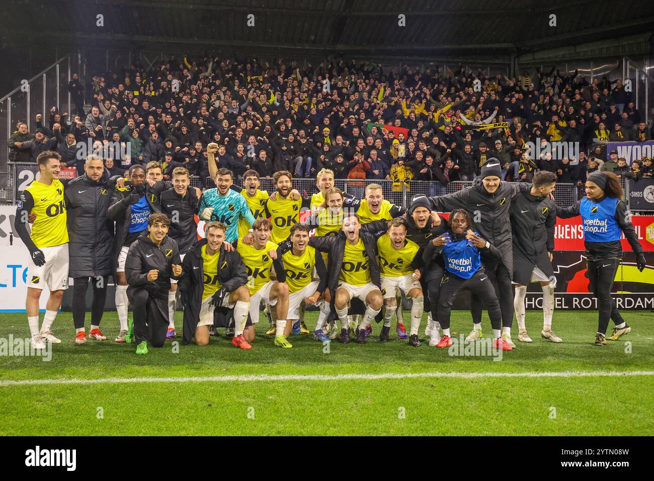 ROTTERDAM, NIEDERLANDE - 7. DEZEMBER: Boyd Lucassen von NAC Breda, Boy Kemper von NAC Breda, Jan van den Bergh von NAC Breda, Clint Leemans von NAC Breda, Elias Omarsson von NAC Breda, Raul Paula von NAC Breda, Leo Greiml von NAC Breda, Max Balard von NAC Breda, Fredrik Oldup Jensen von NAC Breda, Enes Mahmutovic von NAC Breda, Sana Fernandes von NAC Breda, Terence Kongolo von NAC Breda, Lars Mol von NAC Breda, Dominik Janosek von NAC Breda, Daniel Bielica von NAC Breda, Roy Stockfoto