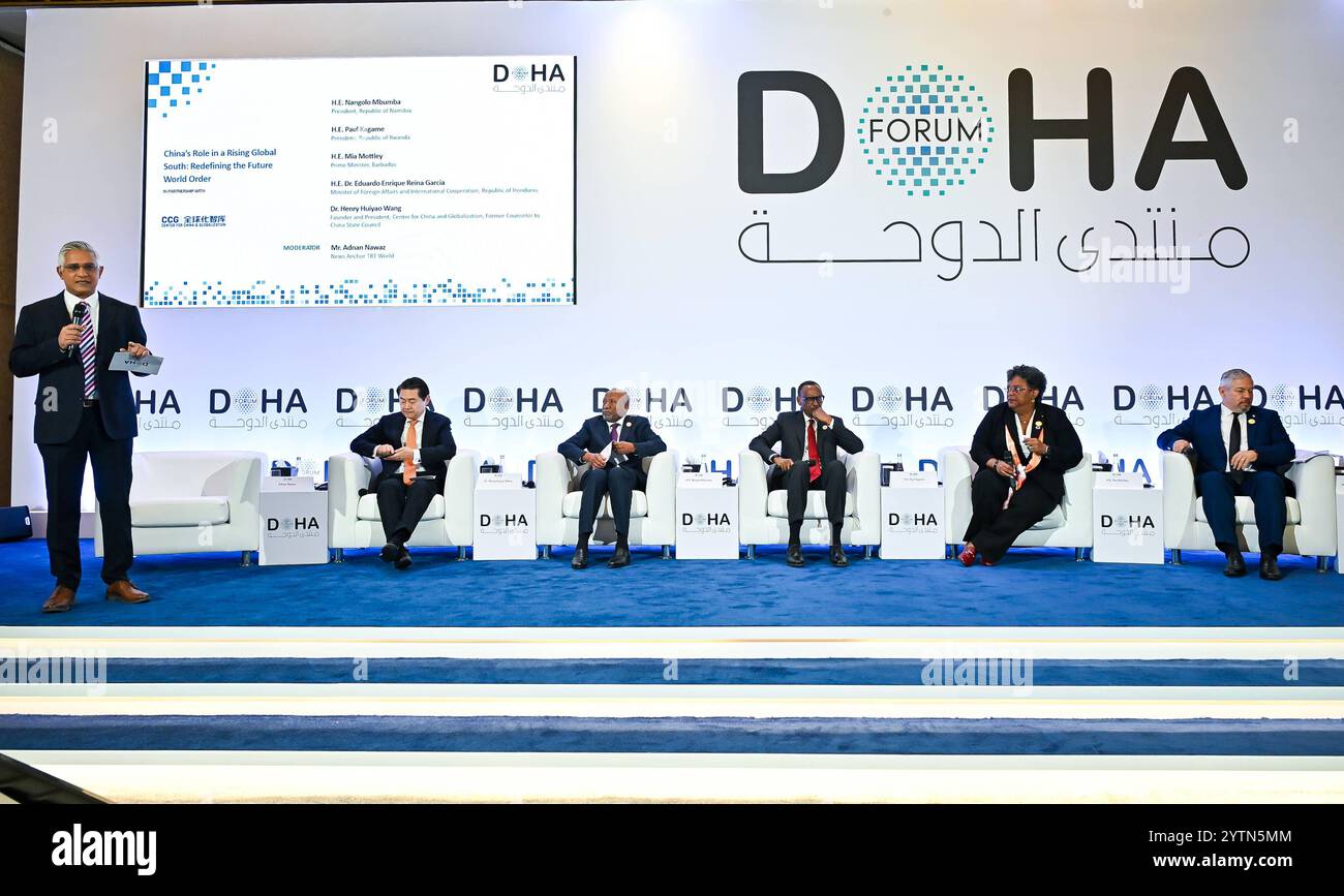 DOHA FORUM 2024 Adnan Nawaz, News Anchor, TRT World, Henry Huiyao Wang, Gründer und Präsident des Zentrums für China und Globalisierung, Nangolo Mbumba, Präsident Namibias, Paul Kagame, Präsident von Ruanda, Mia Mottley, Premierminister von Barbados und Eduardo Enrique Reina Garcia, Außenminister von Honduras, nehmen an einer Podiumsdiskussion während des Doha Forums 2024 im Sheraton Grand Doha Resort & Convention Hotel am 22. Dezember 2024 in Doha Teil. DOHA Katar Copyright: XNOUSHADx Stockfoto