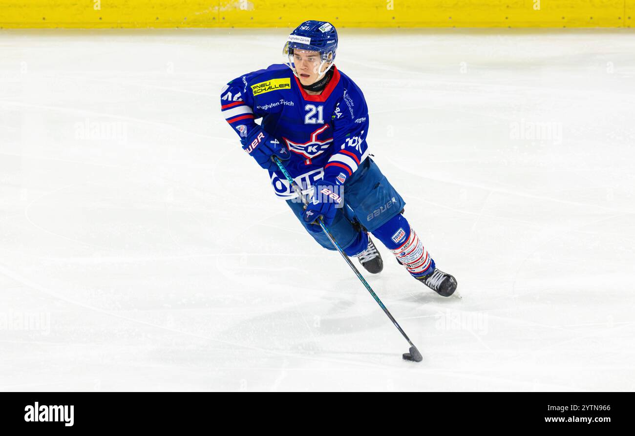 Kloten, Schweiz, 29. November 2024: #21 Cyril Keller, Stürmer EHC Kloten U20-Elit Team mit dem Puck. (Foto: Andreas Haas/dieBildmanufaktur) Stockfoto