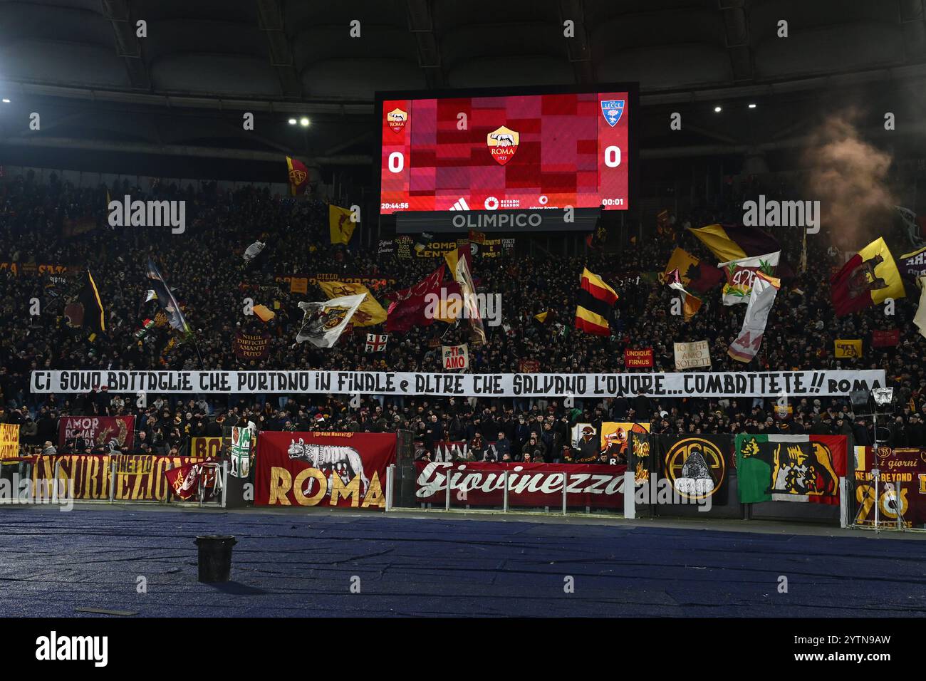 Anhänger der A.S. Roma während des 15. Tages der Serie A Meisterschaft zwischen A.S. Roma und US Lecce im Olympiastadion am 7. Dezember 2024 in Rom, Italien. Stockfoto