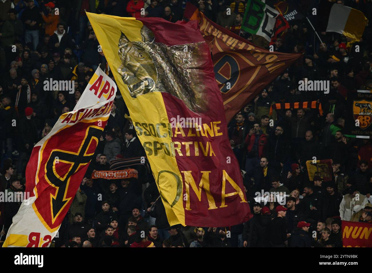 Anhänger der A.S. Roma während des 15. Tages der Serie A Meisterschaft zwischen A.S. Roma und US Lecce im Olympiastadion am 7. Dezember 2024 in Rom, Italien. Stockfoto