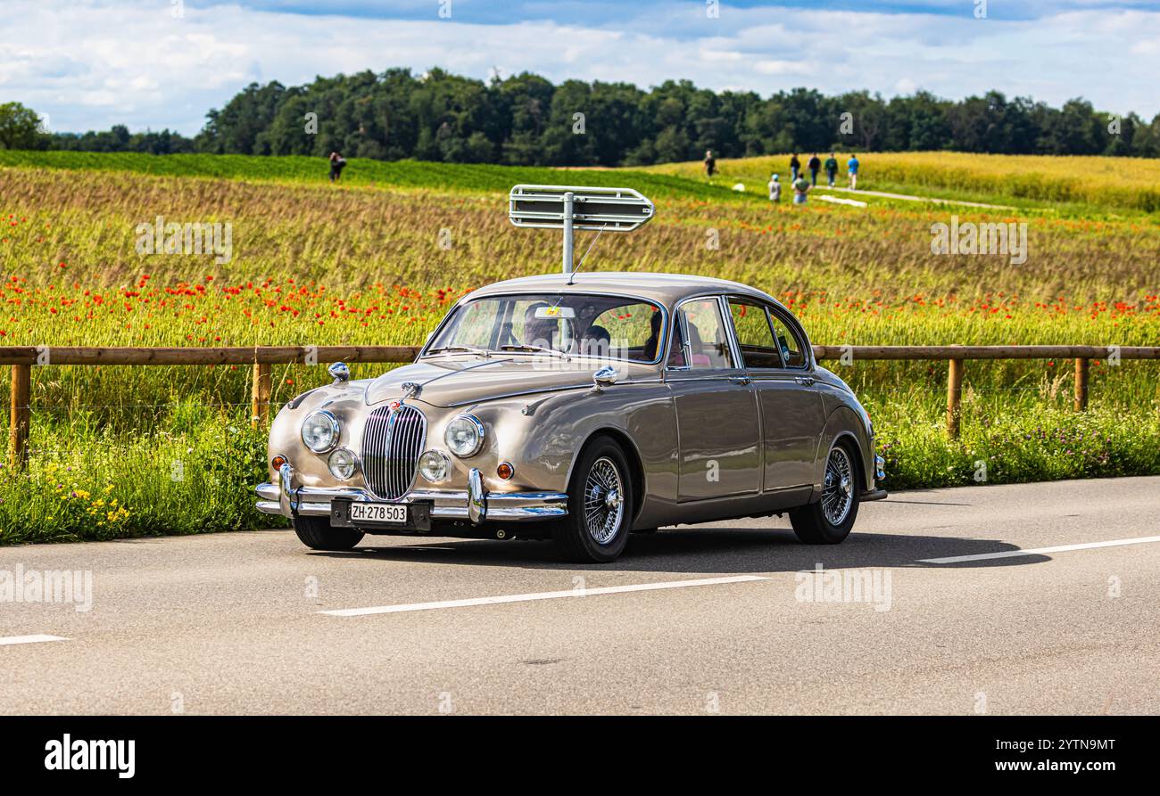 Oberglatt, Schweiz, 15. Juni 2024: Ein Jaguar Mk.2 aus dem Jahr 1964 fährt auf einer Straße außerhalb des Kantons Zürich. (Foto: Andreas Haas/dieBildma Stockfoto