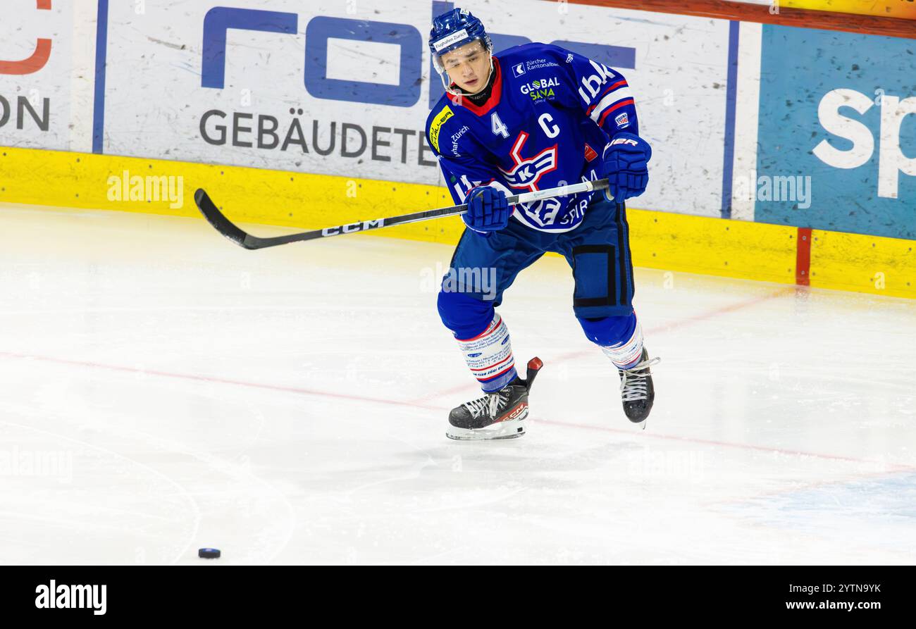 Kloten, Schweiz, 29. November 2024: #4 David Lekic, Verteidiger EHC Kloten U20-Elit Team spielt einen Pass. (Foto: Andreas Haas/dieBildmanufaktur) Stockfoto