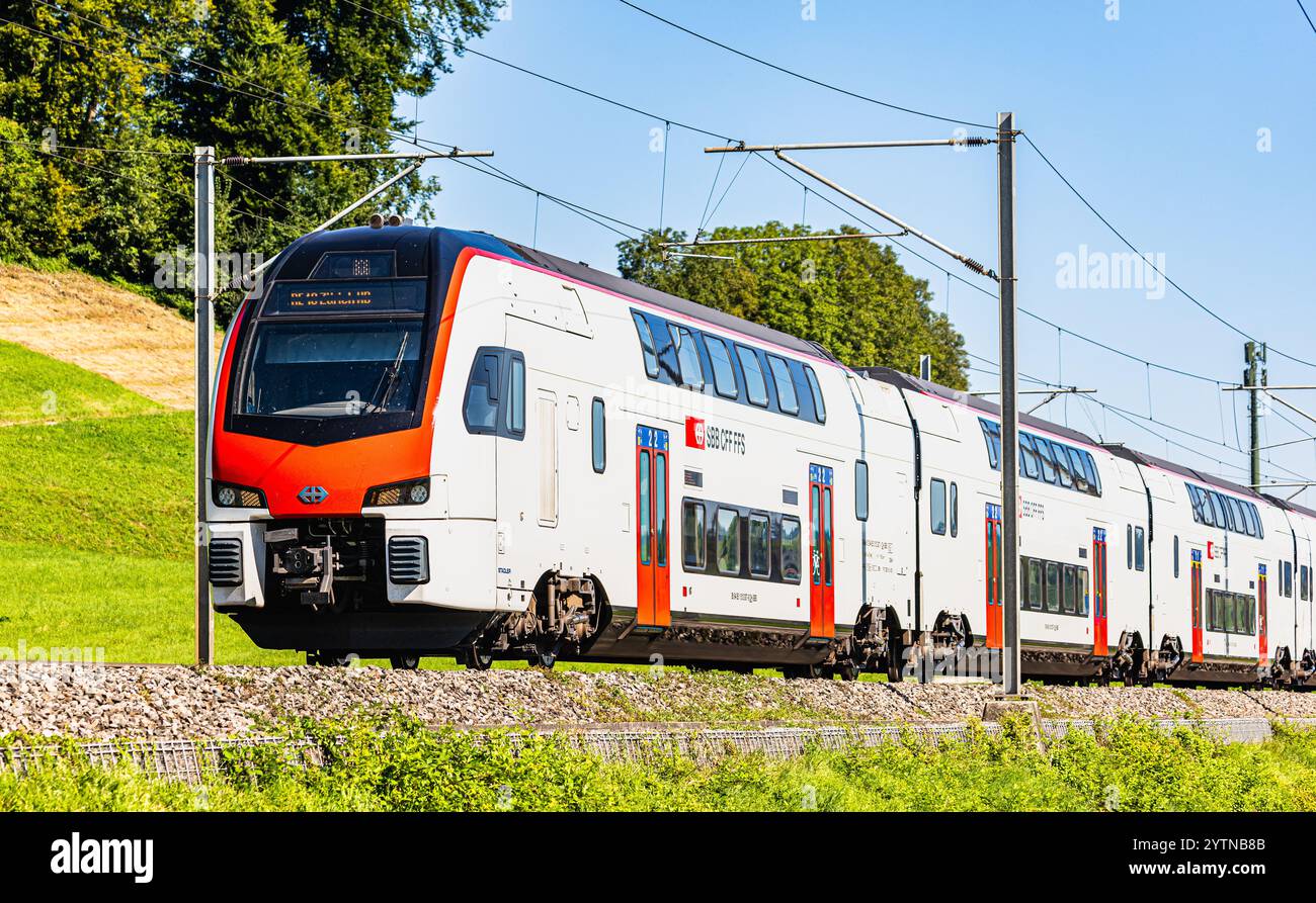 Eglisau, Schweiz, 11. August 2024: Zwischen Eglisau und Glattfelden verkehrt eine neue SBB IR-Dosto (SBB Rabe 512) auf der Strecke von Schaffhausen nach Bülach. Stockfoto